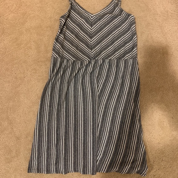 Grey, black, & white adjustable strap mid length dress size large - Picture 3 of 4